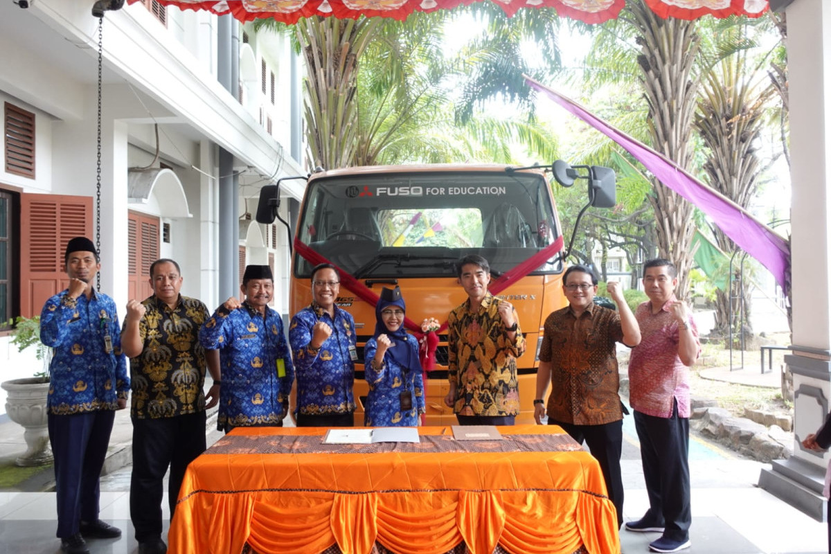 Komit Bagi Pendidikan Berkelanjutan di Indonesia, KTB Serahkan Satu Unit Truk Fuso Fighter X Pada SMK Negeri 5 Surakarta