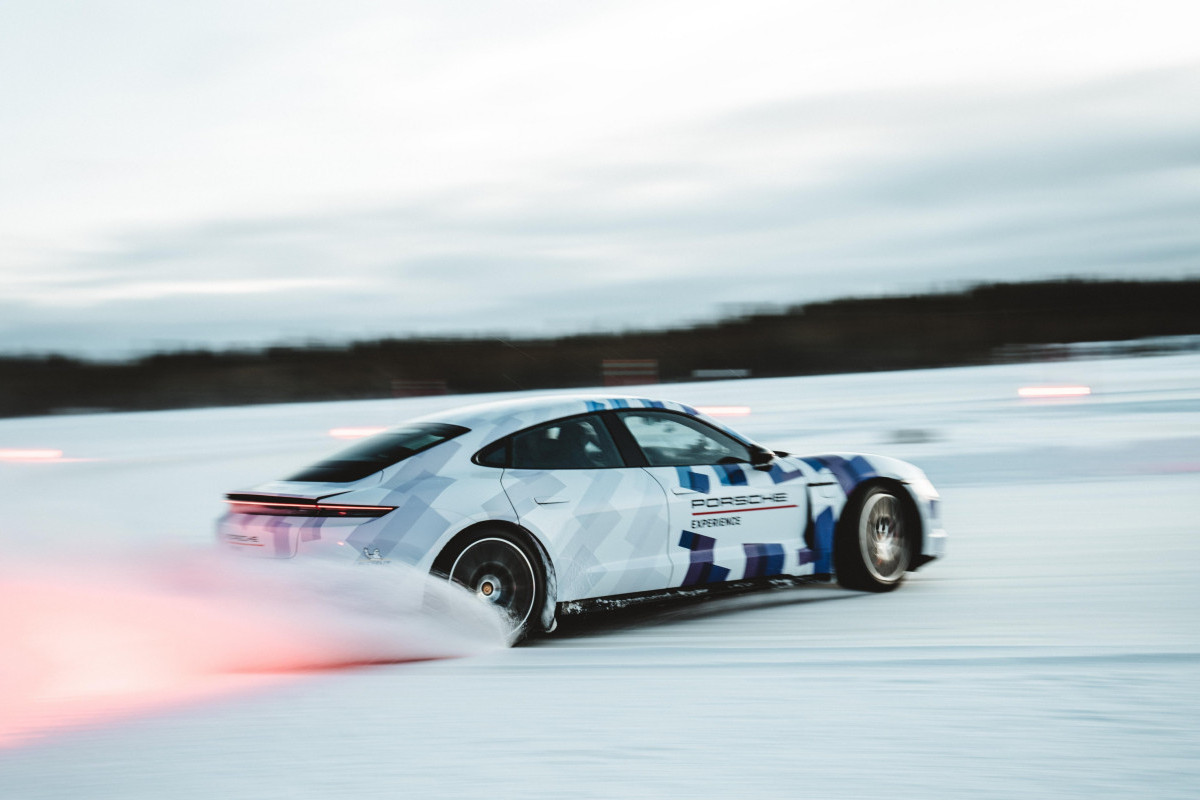 Pemegang Gelar Rekor 4 Sertikat GUINNESS WORLD RECORDS™ Porsche Taycan Berseluncur Sejauh 17 Kilometer di Atas Es