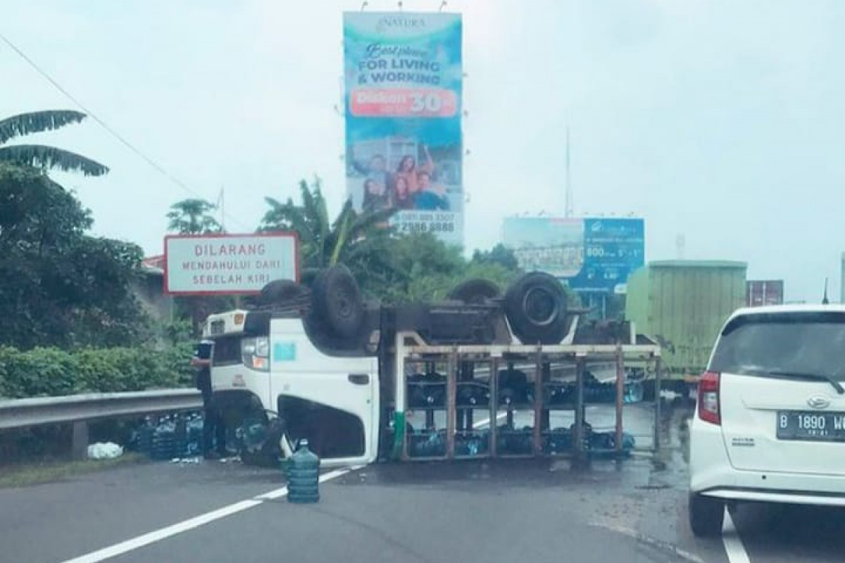 Awas ! Pecah Ban Jadi Salah Satu Pemicu Risiko Kecelakaan di Jalan Tol