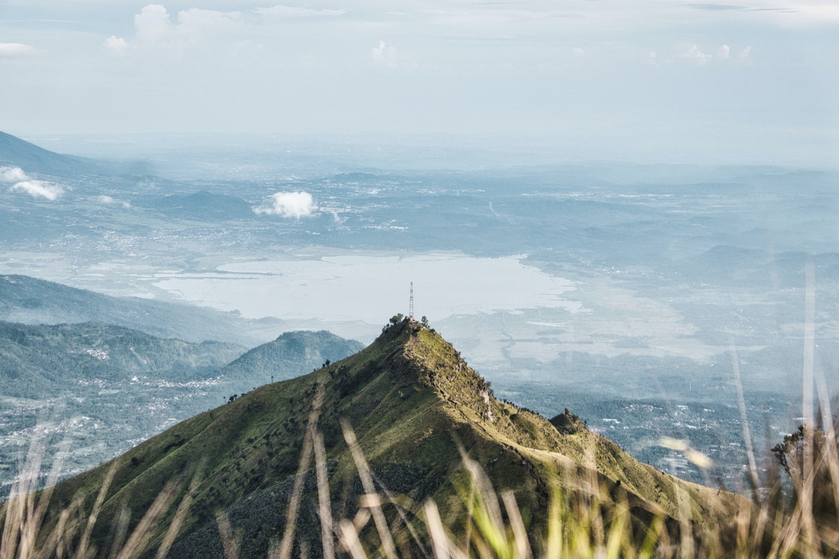 Update! Kondisi Terkini Gunung Merbabu Usai Terjadi Kebakaran Kemarin, Api Belum Padam Kini Hutan Diselimuti Asap Tebal