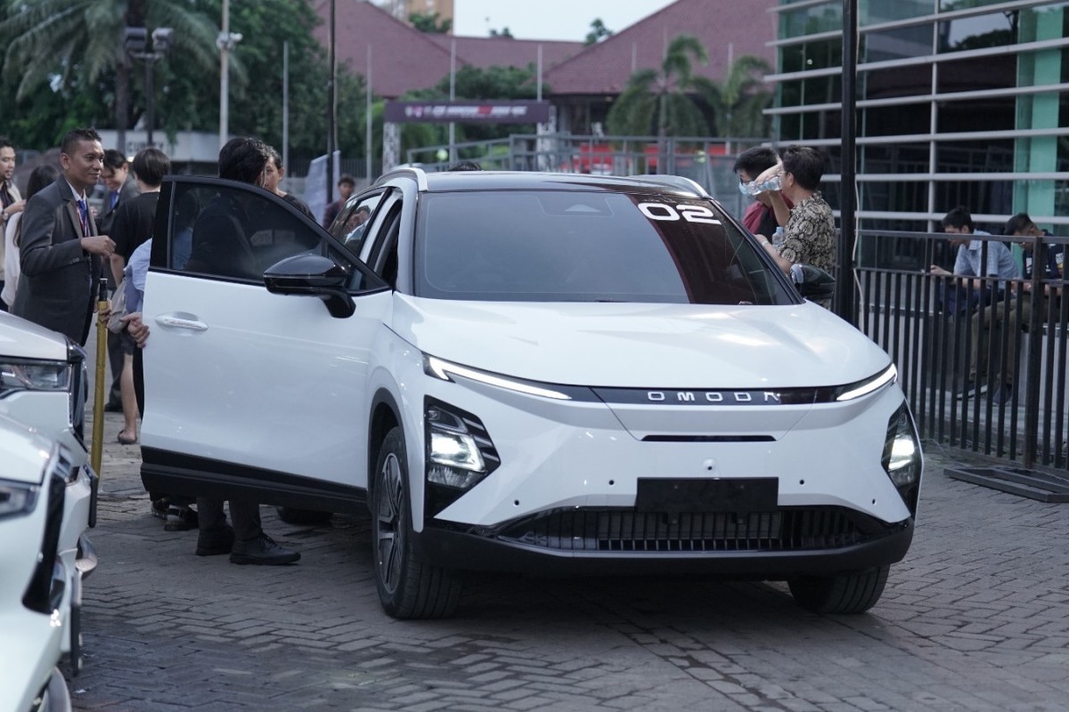 Antusiasme Pengunjung IIMS 2024 Ramaikan Area Test Drive dengan Mencoba Produk-produk Chery