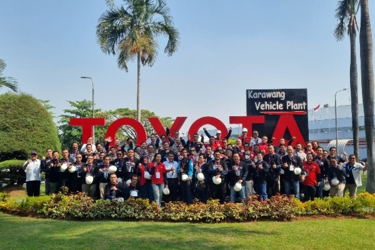 Kunjungi Pabrik Toyota, Komunitas AXIC dan TCF Saksikan Proses Produksi Mobil Hybrid