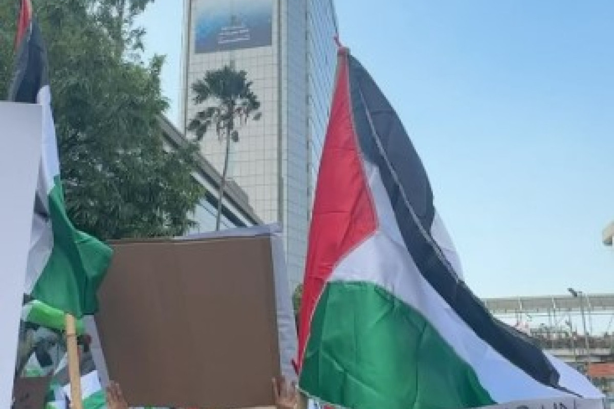 Masa Aksi Gelar Bela Palestina di Depan Gedung Kedubes Amerika di Jakarta, Warga Serukan Keadilan dan Kemanusiaan