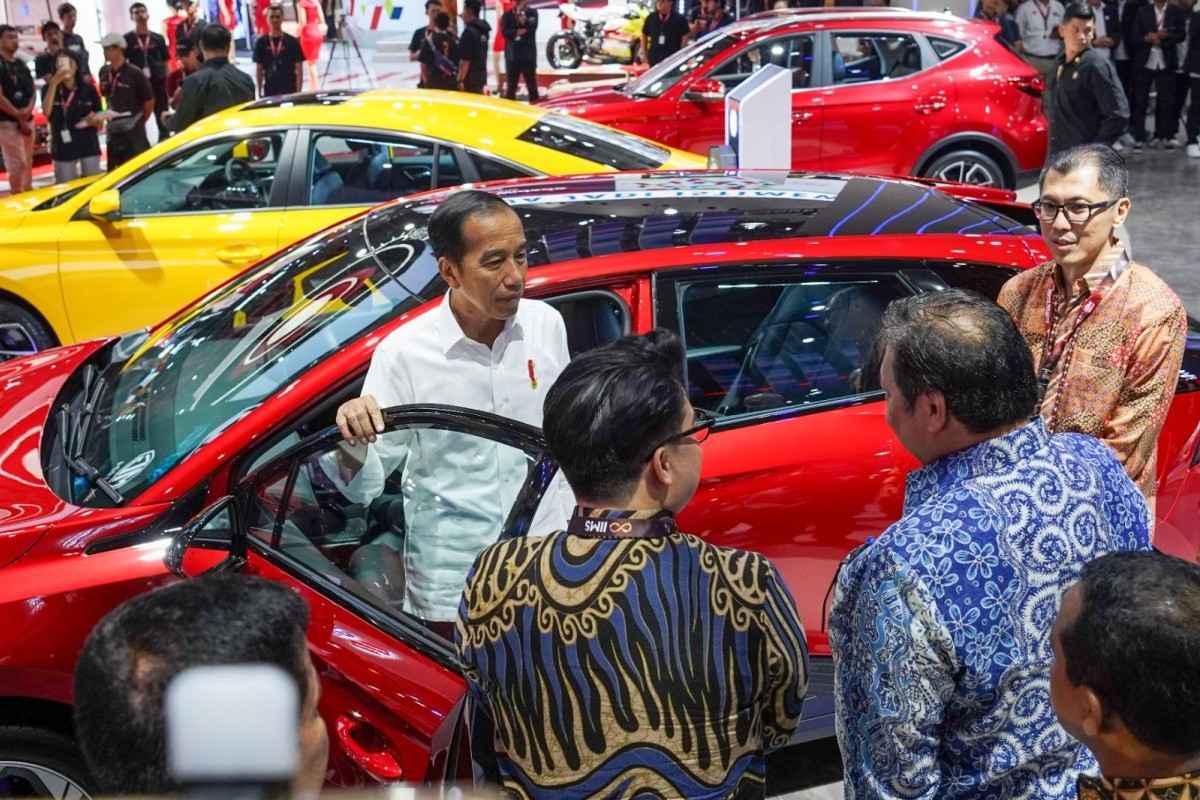 Terpikat Desain MG Maxus 9 EV, Usai Membuka IIMS 2024 Presiden Joko Widodo Kunjungi Booth MG