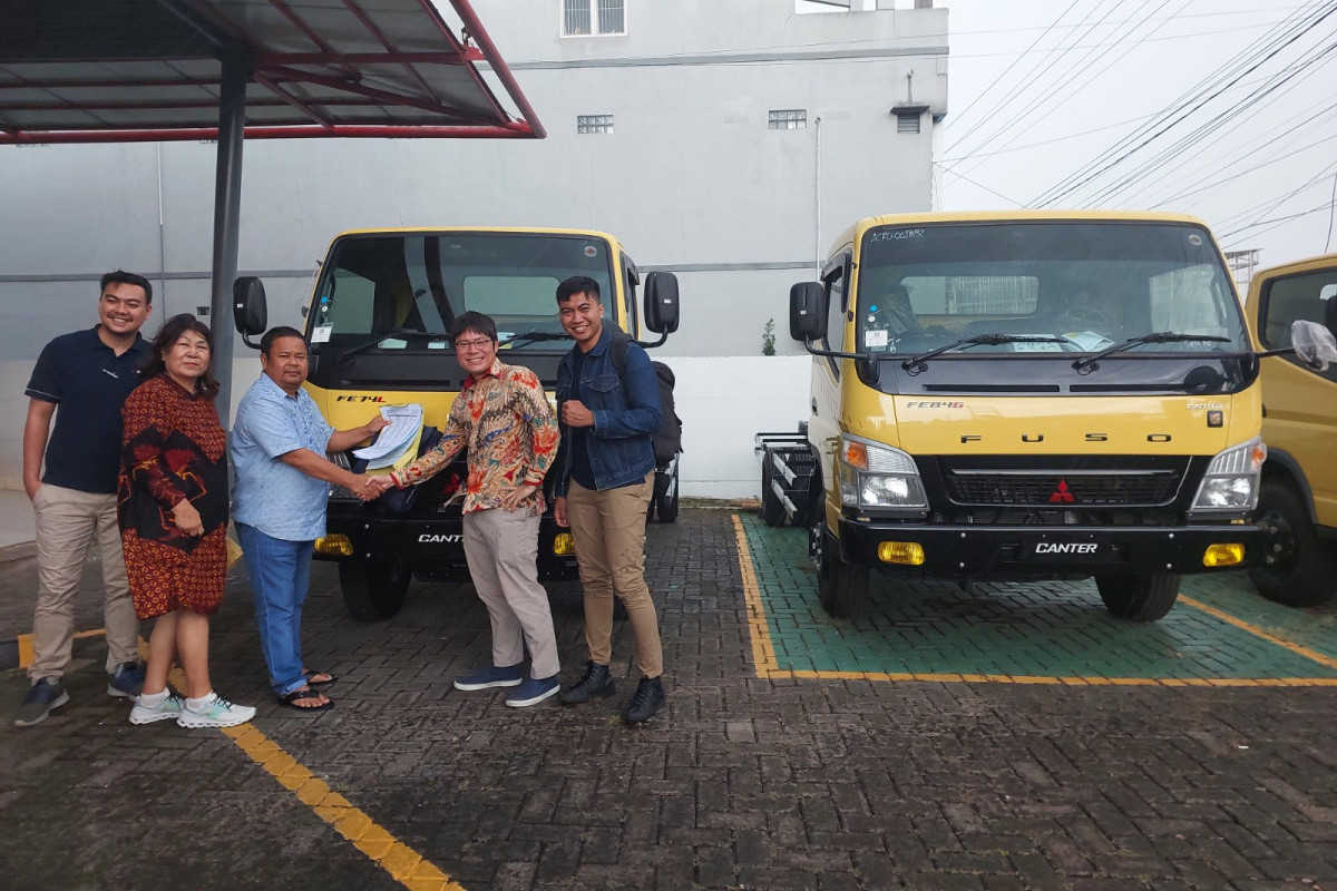 PT Krama Yudha Tiga Berlian Serahkan Unit Pertama Fuso Canter 60 Tahun Special Edition 