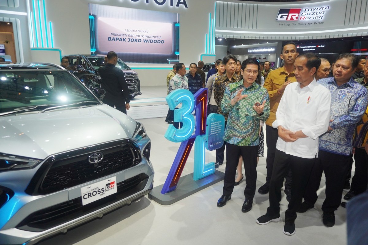 FOTO-FOTO : Presiden Joko Widodo Tertarik Yaris Cross HEV