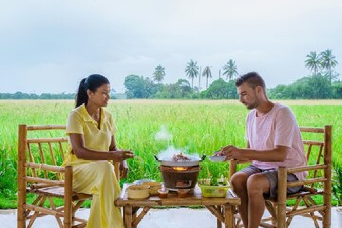 Tempat Makan Ini Ada di Tengah Sawah dan Nekat Berjualan Hingga Jam 12 Malam, Yakin Pembelinya Manusia? Warung Mie Ayam & Bakso Kampir Menyimpan Pesona Tersendiri