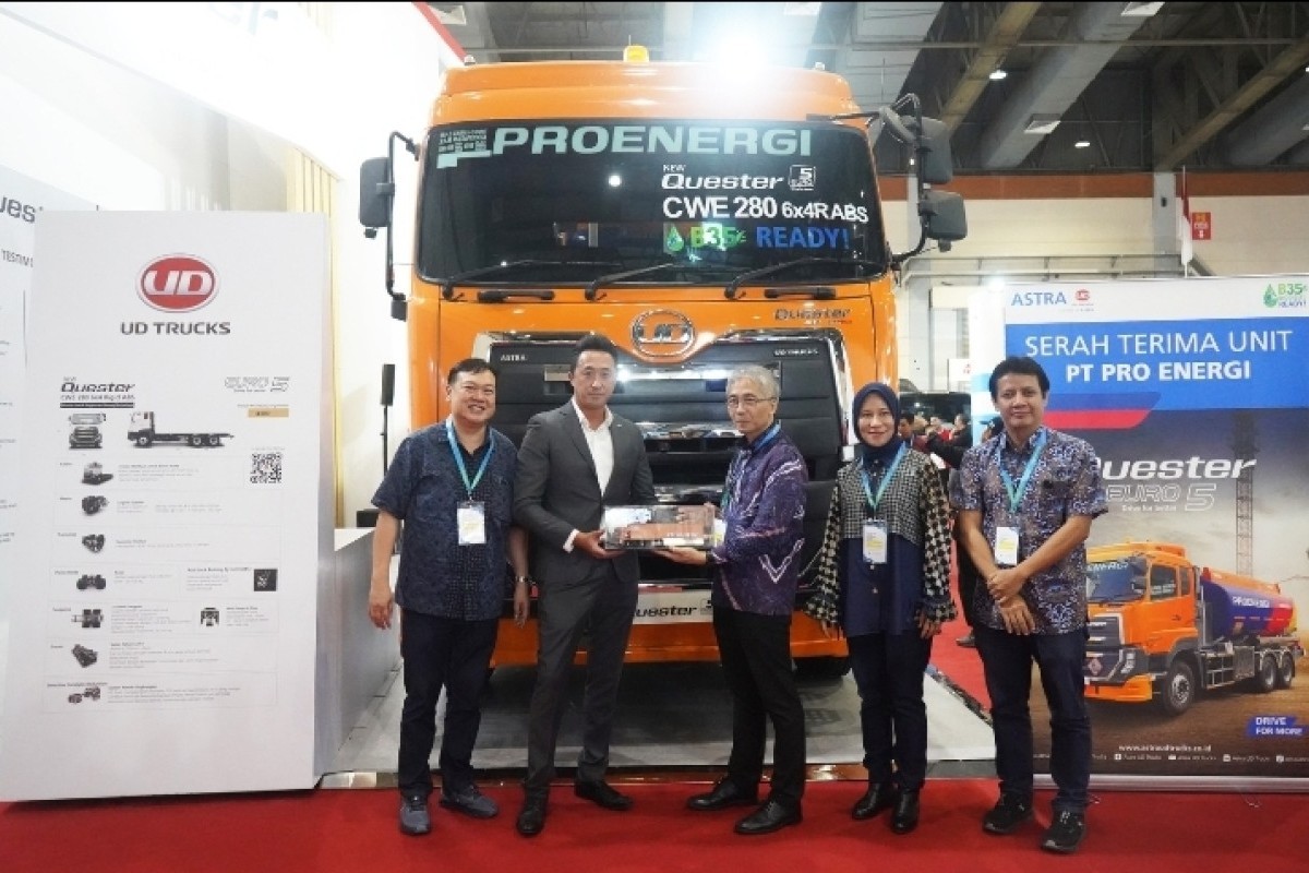 Astra UD Trucks Lakukan Serah Terima 10 Unit Truk Quester Di GIICOMVEC 2024